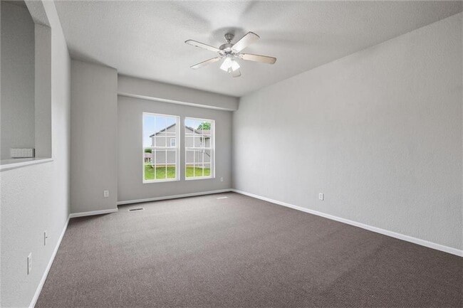Building Photo - 10337 Parkview Ave