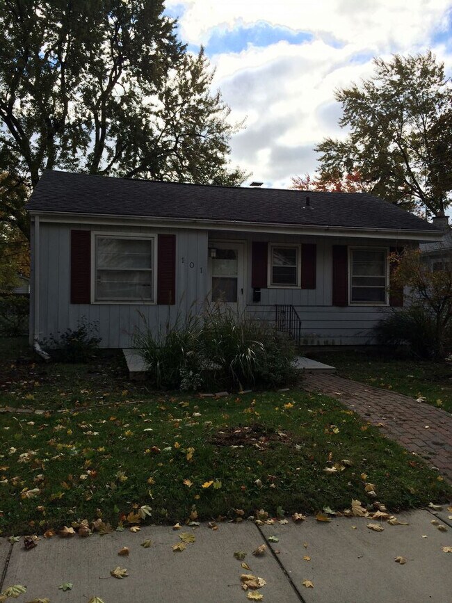 Foto del edificio - Great 2 bdrm w/ 3 car garage