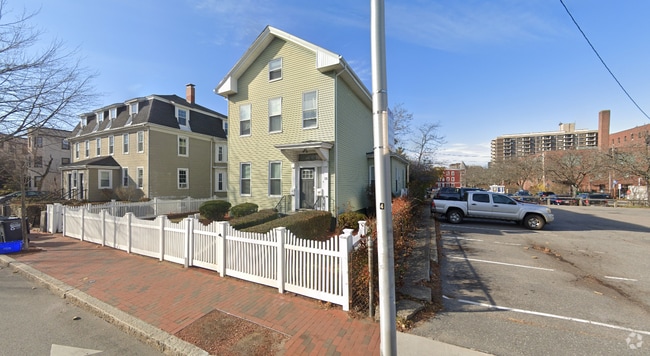 Building Photo - 13 Pleasant St
