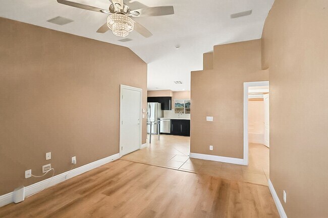Foto del edificio - Beautiful, Single Story, 2 bed, 2 bath, To...