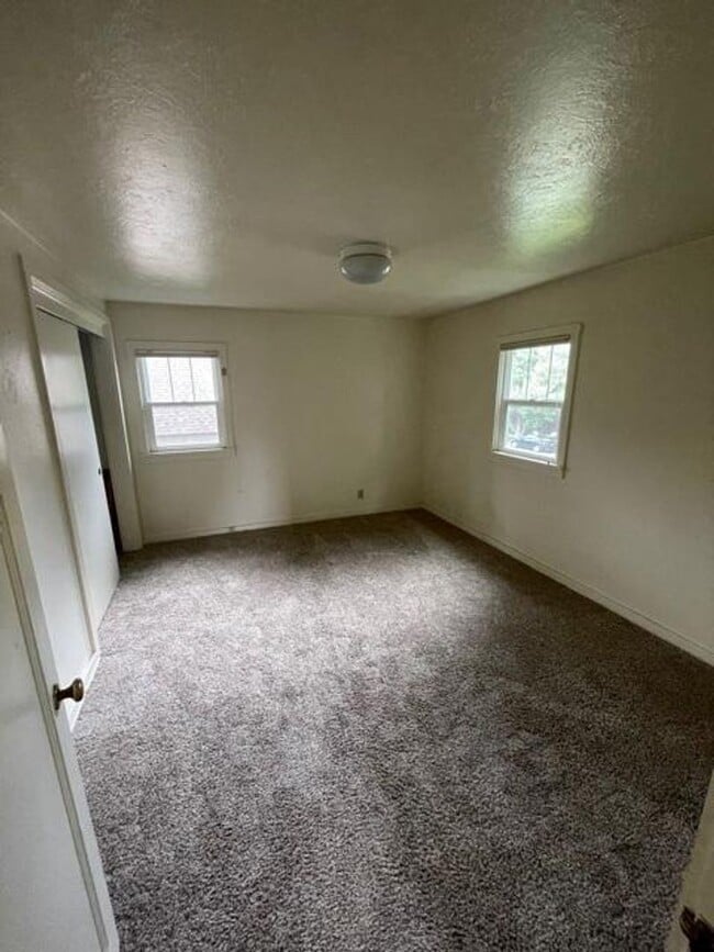 Building Photo - Three Bedrooms on West 2nd Ave