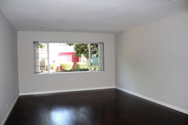 Sala de estar - 6236 La Mirada Ave