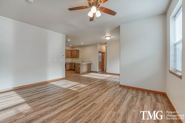 Building Photo - Wonderful 2BD Duplex in Great Washougal Location! Beautiful Finishes!