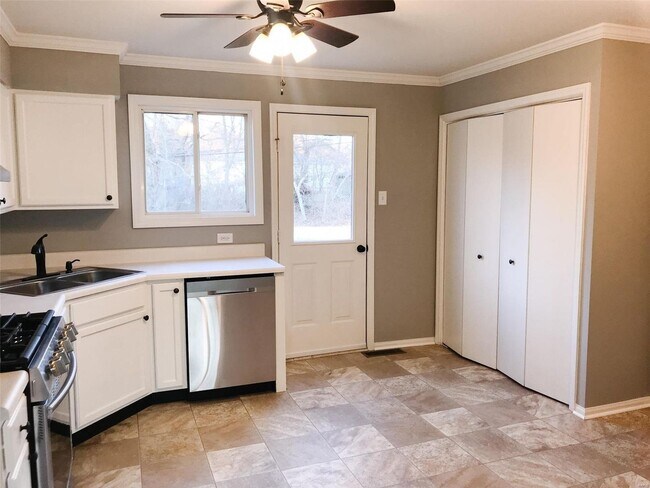 Foto del edificio - Charming Updated 3 Bed 1 Bath