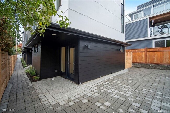 Building Photo - 3 br, 2 bath Townhome - 4226 Midvale Ave N...