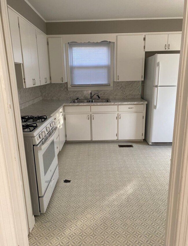 Foto del edificio - 2 Bed 1 Bath with Large backyard