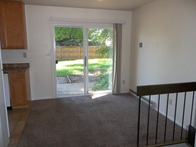 Foto del edificio - Spacious Tri-Level Home with Yard & Garage