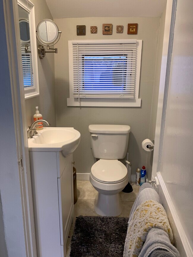Full bath/shower - 1800 28th Ave N