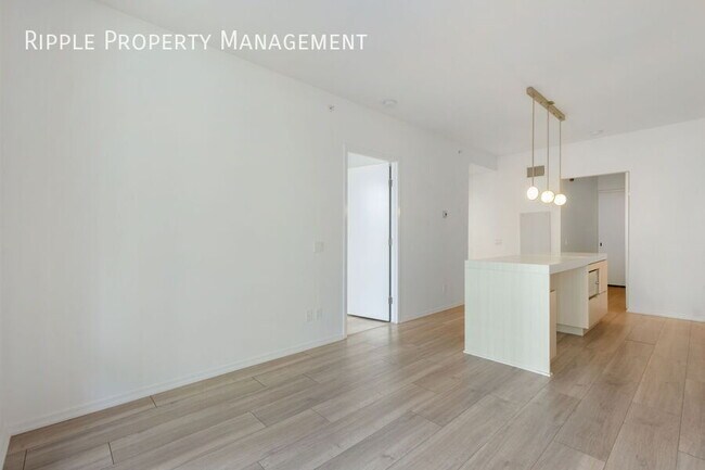 Building Photo - Modern 1 Bed+Den, 2 Baths Apartment/Condo ...