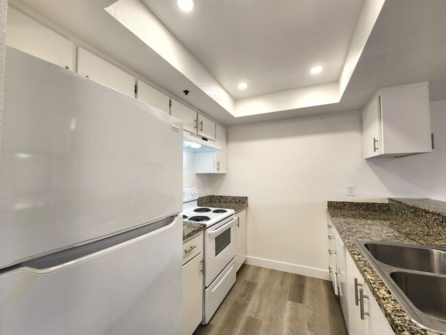 Building Photo - Tranquil Living in a Palo Alto Gem: 1-Bedroom Condo on the Third Floor with In Unit Laundry