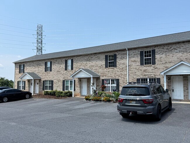 Building Photo - 107 King Henry Ln