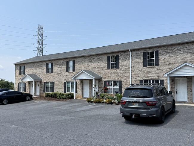 Building Photo - 107 King Henry Ln
