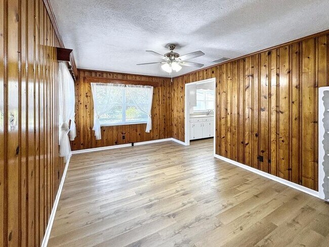 Foto del edificio - 3-Bedroom Home in a Convenient Location / ...