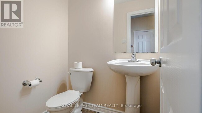 Building Photo - 403 Temiskaming Crescent