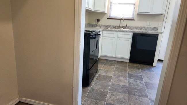 Building Photo - Charming Updated 4-bedroom, 1-bathroom hom...