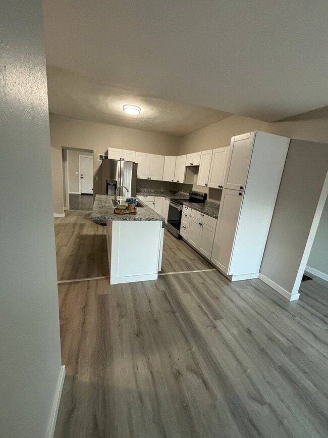 Building Photo - Newly Remodeled 4 Bedroom House