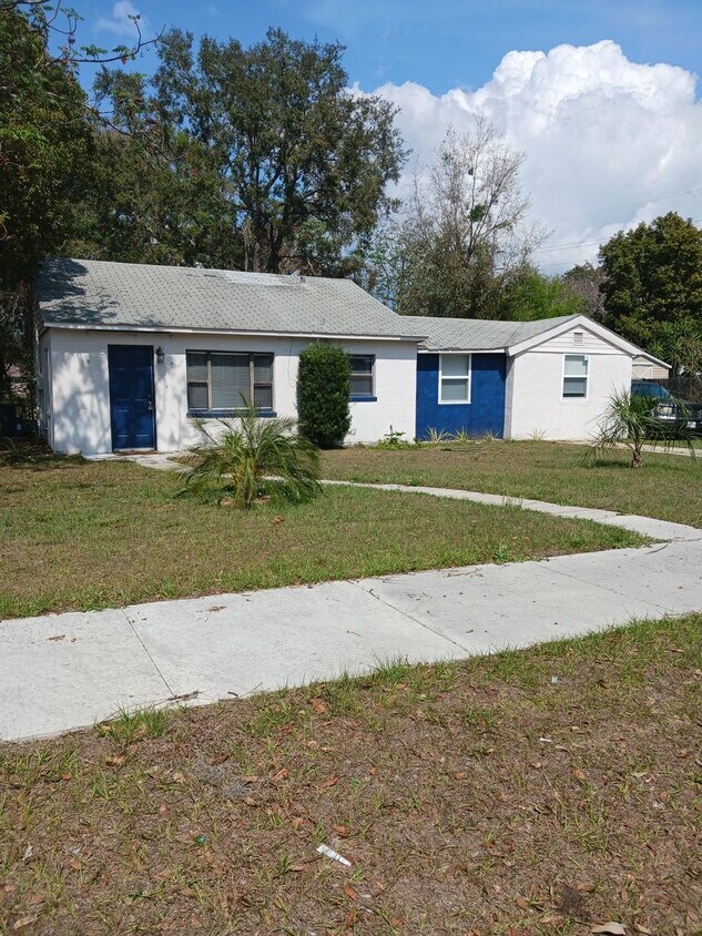 Foto principal - Charming 3 Bedroom, 2 Bathroom Home for Re...