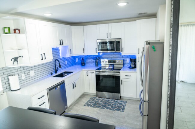 Building Photo - 3022 W Frierson Ave