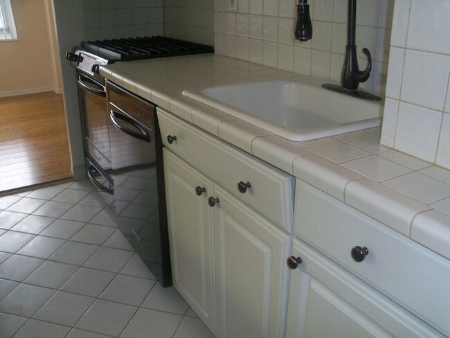 Photo - 225 St Pauls Ave Apartment