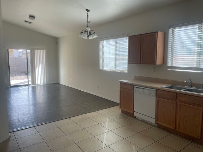Building Photo - SPACIOUS 4 BEDROOM, 2 BATH SPLIT FLOOR PLAN
