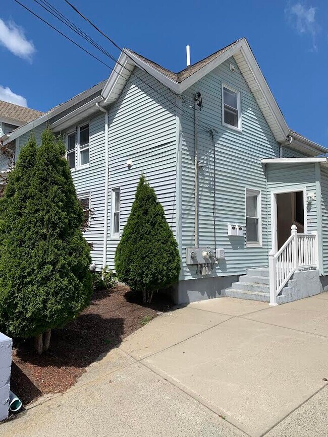 Building Photo - 645 Lonsdale Ave