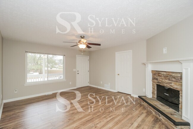 Foto del edificio - The living is easy in this 4 bedroom, 2 ba...