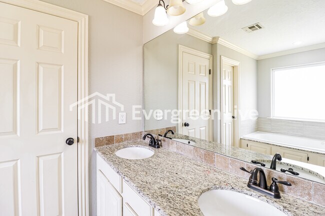 Building Photo - 700 Spur Ln