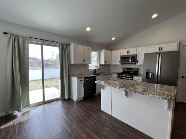Foto del edificio - Modern 4-Bed Duplex | 2 Car Garage & Finis...