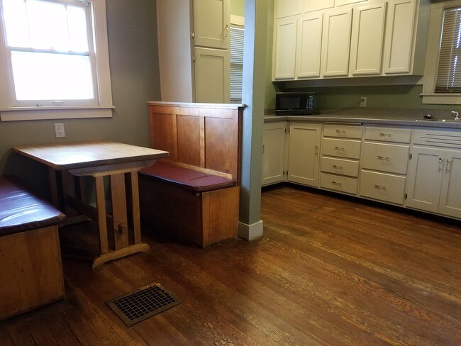 kitchen/eating area - 315 2nd W St