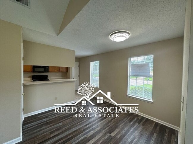 Building Photo - Conveniently Located Raleigh Home