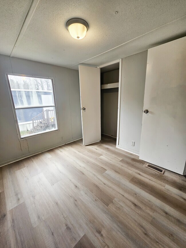 Foto del edificio - 412 McElhaney Rd