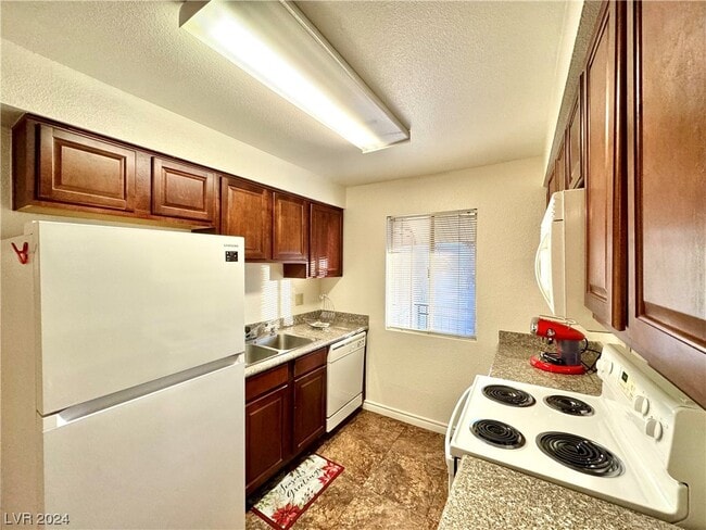 Building Photo - 4390 Sandy River Dr