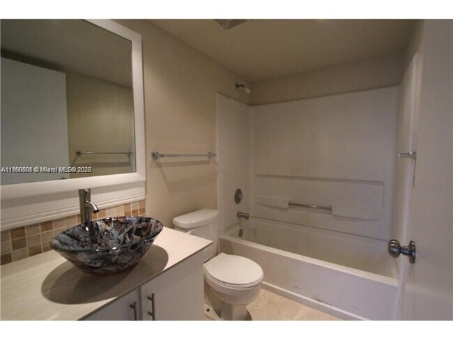 Foto del edificio - 7165 NW 186th St