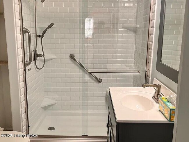 Foto del edificio - 3724 Bashford Ave