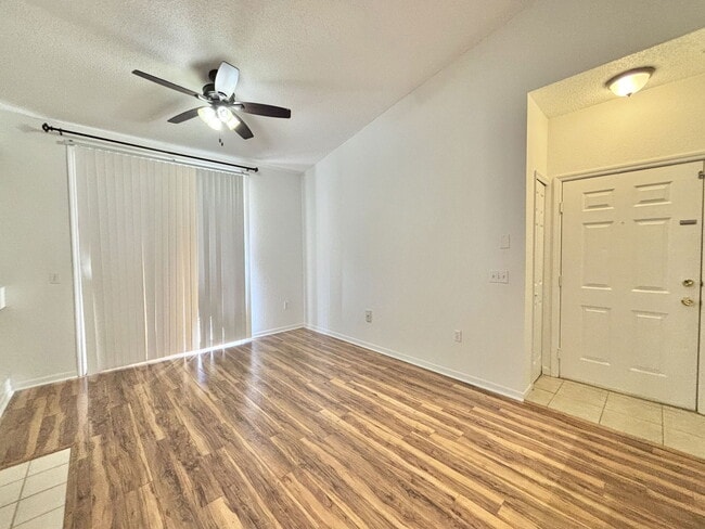 Foto del edificio - 8300 Elm Park Dr