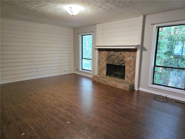 Foto del edificio - 2982 Hillwood Dr NW