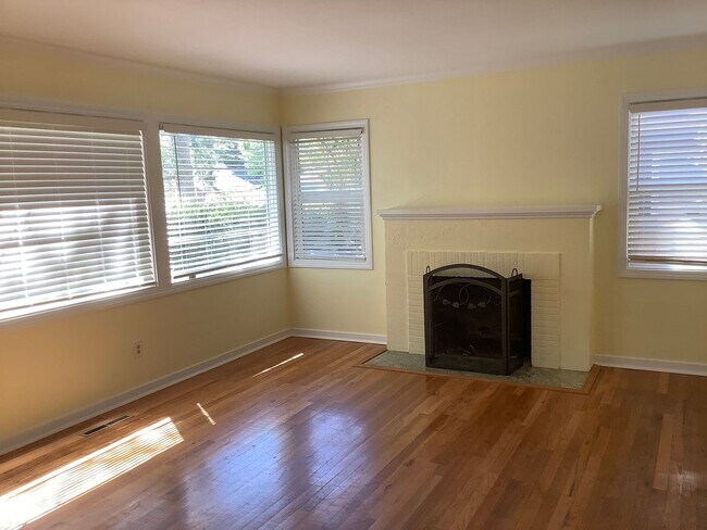 Building Photo - Cute 3 bedroom 2 bathroom home in Sebastopol