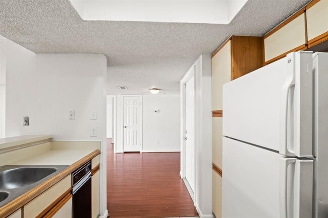 Building Photo - 2830 S Bartell Dr