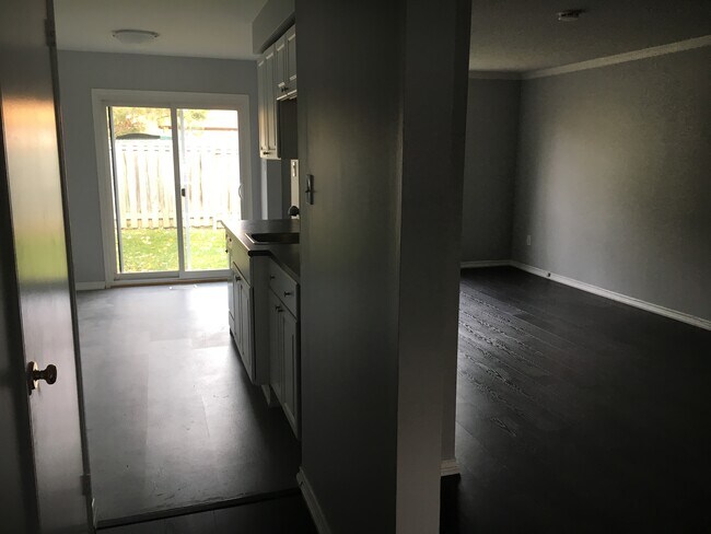 Building Photo - CONTEMPORARY 3-BEDROOM WHITBY TOWNHOUSE FO...