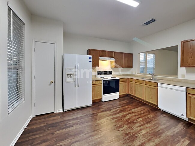 Foto del edificio - 6013 Midcrown Dr