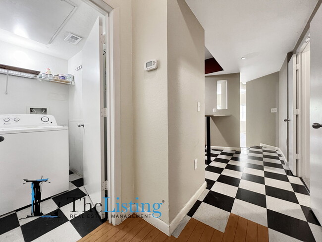 Building Photo - 2411 W Horatio St