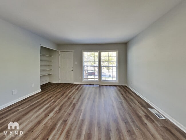 Building Photo - 910 Pond St
