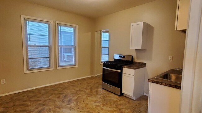 Building Photo - Recently Updated Spacious Two Bedroom Lowe...