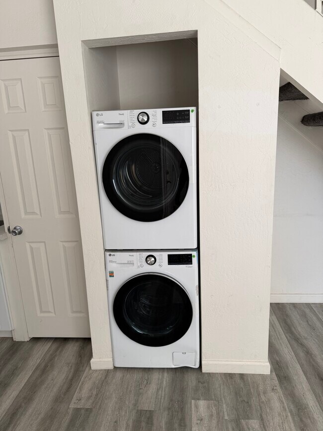 Lavadora y secadora de carga frontal interior - 7919 E Kimsey Ln