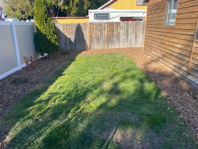 Building Photo - 523- 525  Markeson St