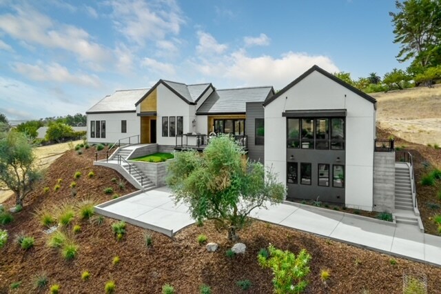 Entrada privada dedicada con amplio estacionamiento. - 306 Maplewood Ct