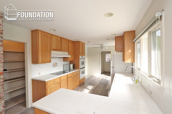 Building Photo - 24 La Crescenta Way