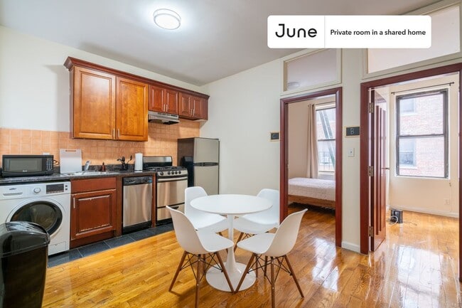 Building Photo - Private bedroom in 3 bed/1 bath Home
