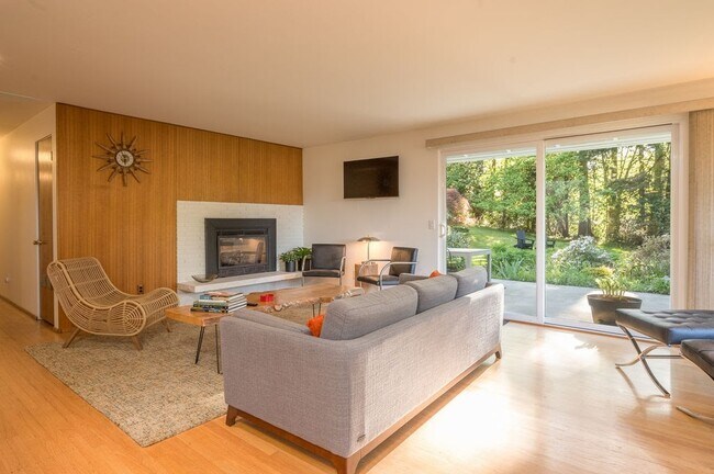 Spacious living room area - 11417 99th Ave SW