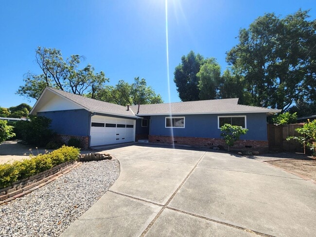 Building Photo - Amazing Single Family Home located in Midt...